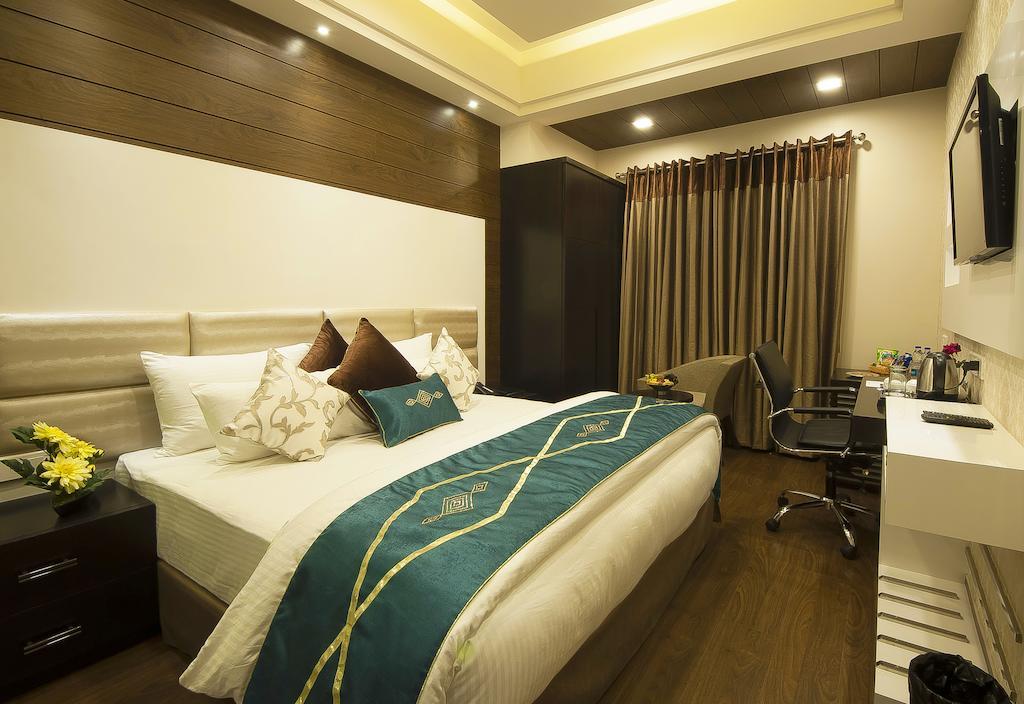 Hotel Taj Princess - Boutique Hotel Дели Экстерьер фото