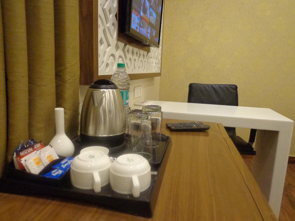 Hotel Taj Princess - Boutique Hotel Дели Экстерьер фото