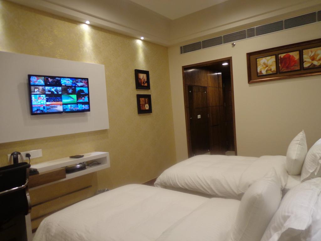 Hotel Taj Princess - Boutique Hotel Дели Экстерьер фото