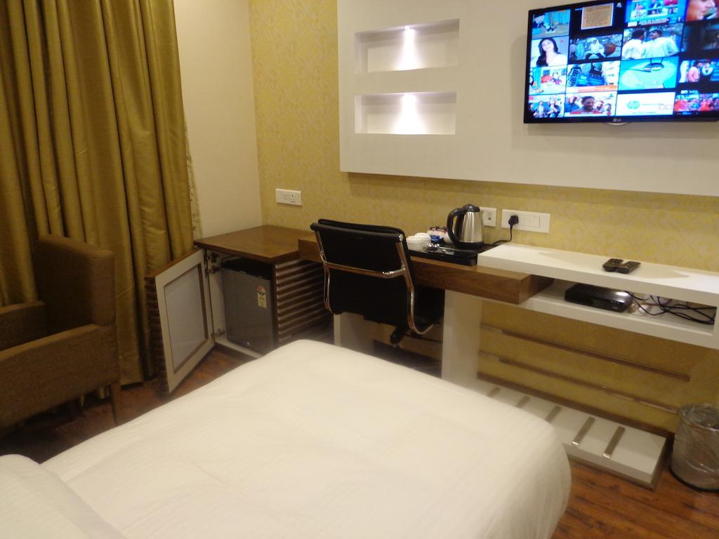 Hotel Taj Princess - Boutique Hotel Дели Экстерьер фото
